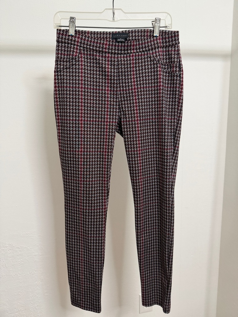 Sanctuary Black & Maroon Houndstooth Ankle Pants